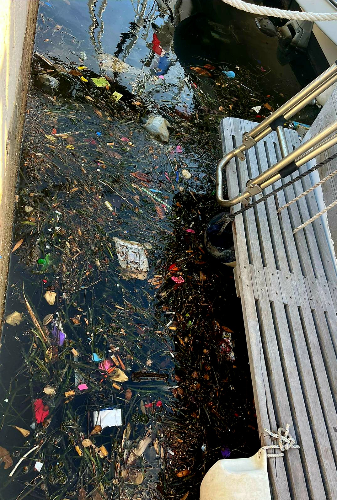 Des déchets visible a la surface de l'eau Photo de déchets dans l'eau
