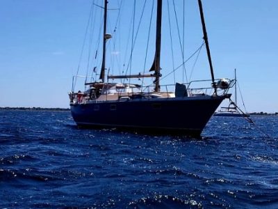 grand bateau visible en mer depuis un petit bateau Photo d'un voilier naviguant