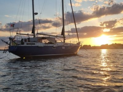 levé de soleil visible depuis un bateau 2 Photo d'un voilier naviguant