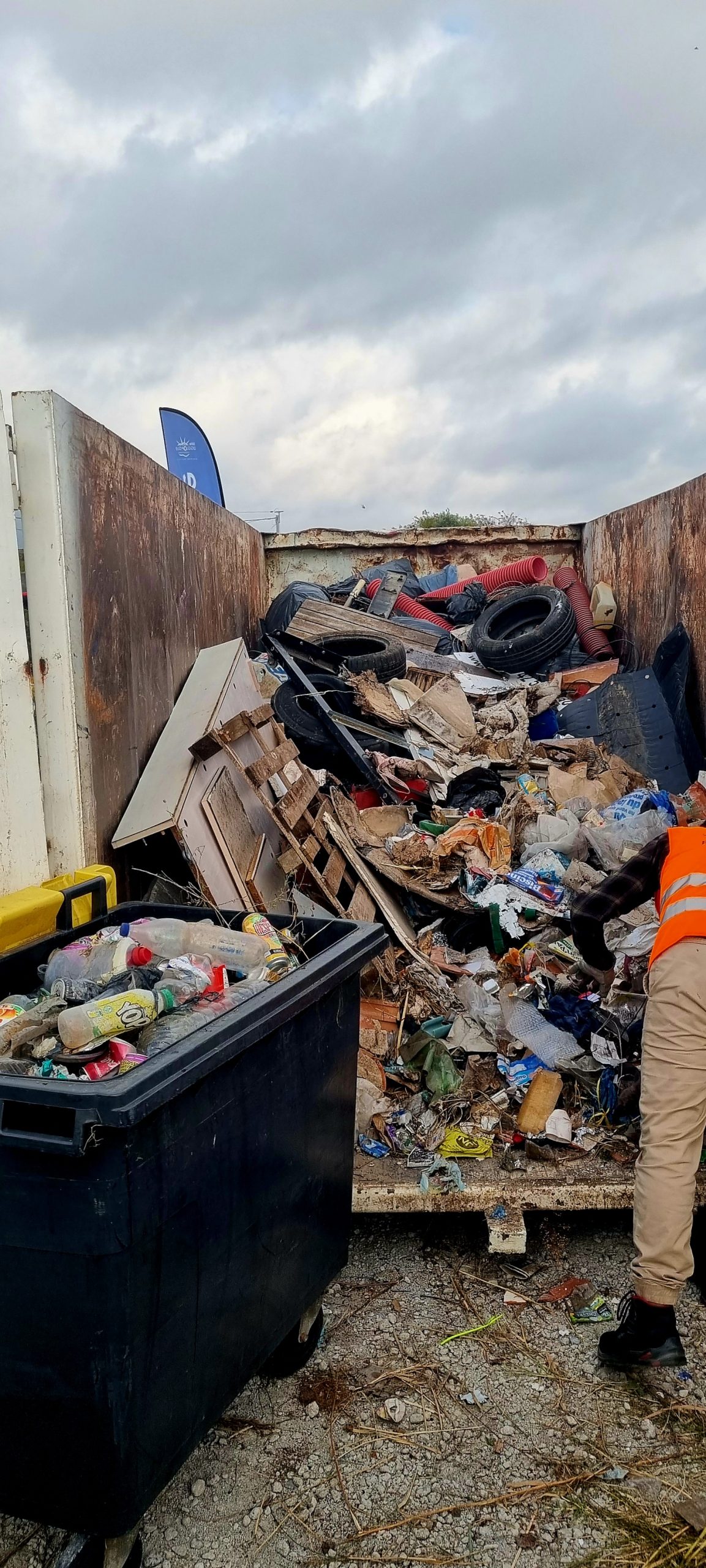Regroupement de déchets récupéré et déposé dans un camion Photo d'un benne rempli de déchets ramassés dans la nature