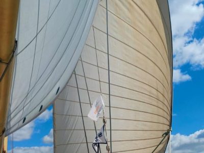 voile visible depuis un bateau 3 Photo d'un voilier naviguant sur l'étang de Thau